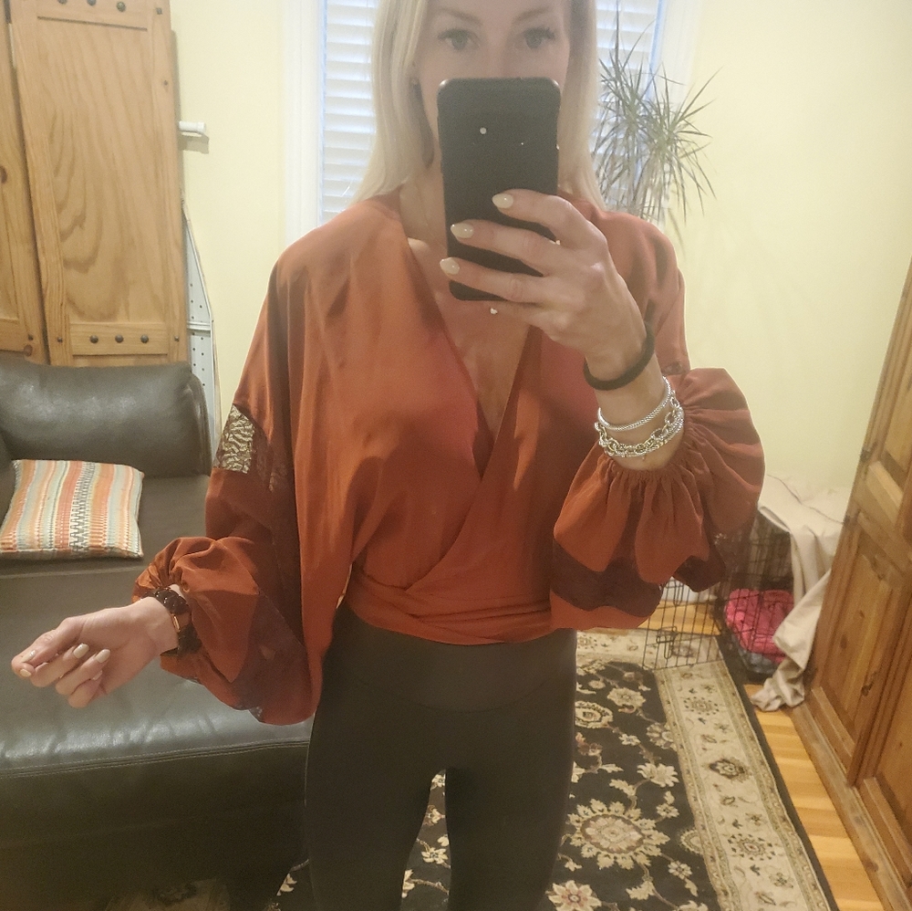 Elizabeth and James 100% silk wrap shirt with lace - Picture 5 of 12
